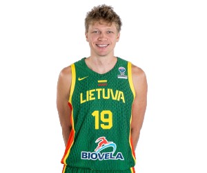 Mindaugas Kuzminskas basketball player photo 3